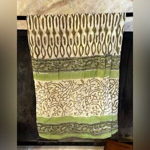 Elegant Green and Cream Women's Beautiful Patterned Scarf